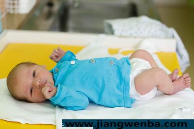 婴儿睡头型几个月定型 宝宝睡偏头若何办