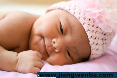 新生儿多久可以趴着 新生儿趴着的原因是什么