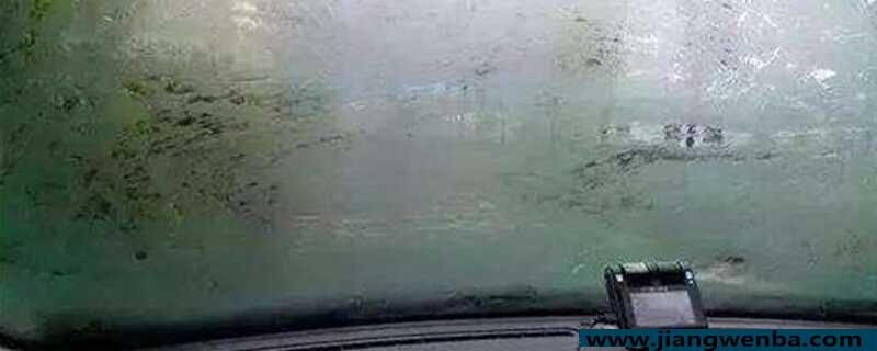 车前玻璃起雾怎么解决？车内前挡风玻璃老是起雾怎么办